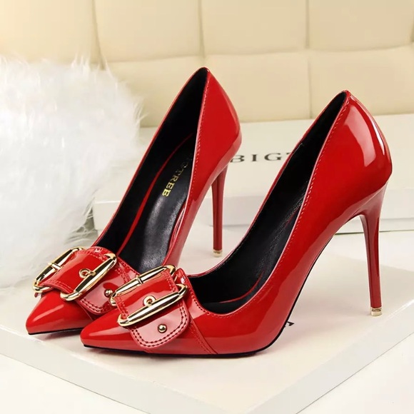 Shoes - Final sale 🎈Red pumps with buckle detail